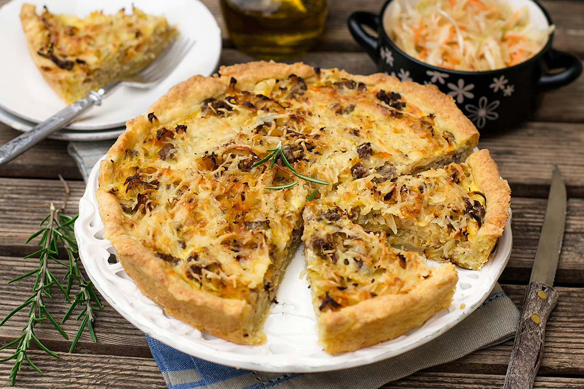 Savoury pie tart with minced meat, cabbage and cheese